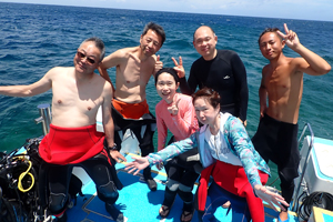 魚の群れに囲まれて(^^♪